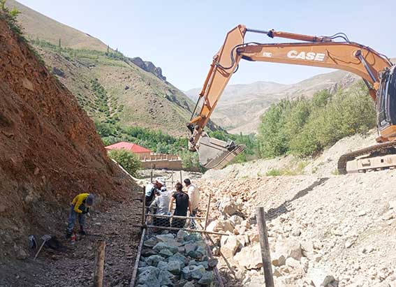 انجام عملیات گسترده بازگشایی مسیر رودخانه و احداث دیوار حفاظتی در محدوده کاخ ناصری
