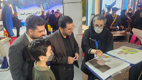 گفت‌وگوی صمیمی مسئولان حوزه آب با دو نوجوان خلاق البرزی در غرفه آب منطقه‌ای البرز